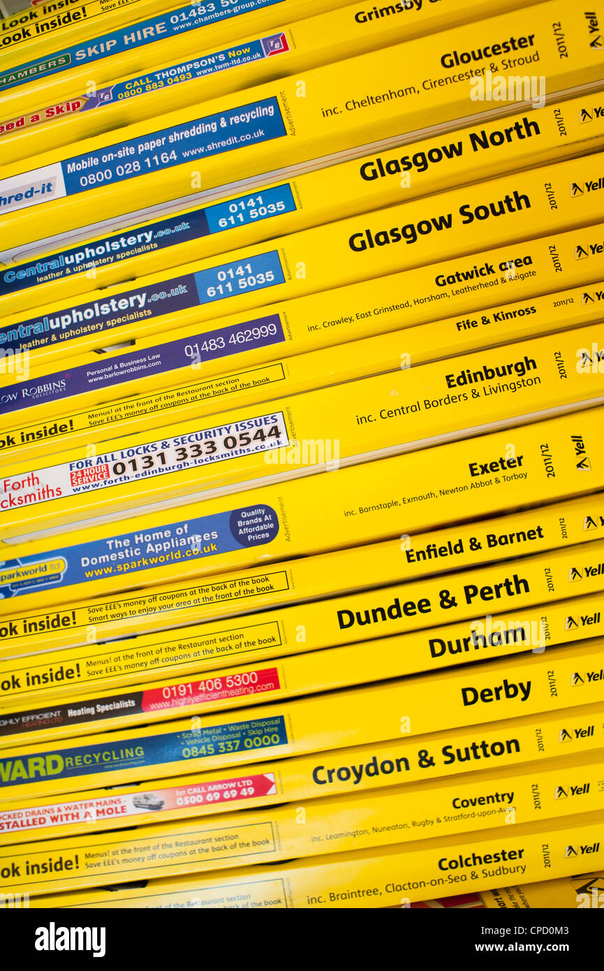 Annuaires Pages jaunes dans la section de référence d'une bibliothèque publique, UK Banque D'Images