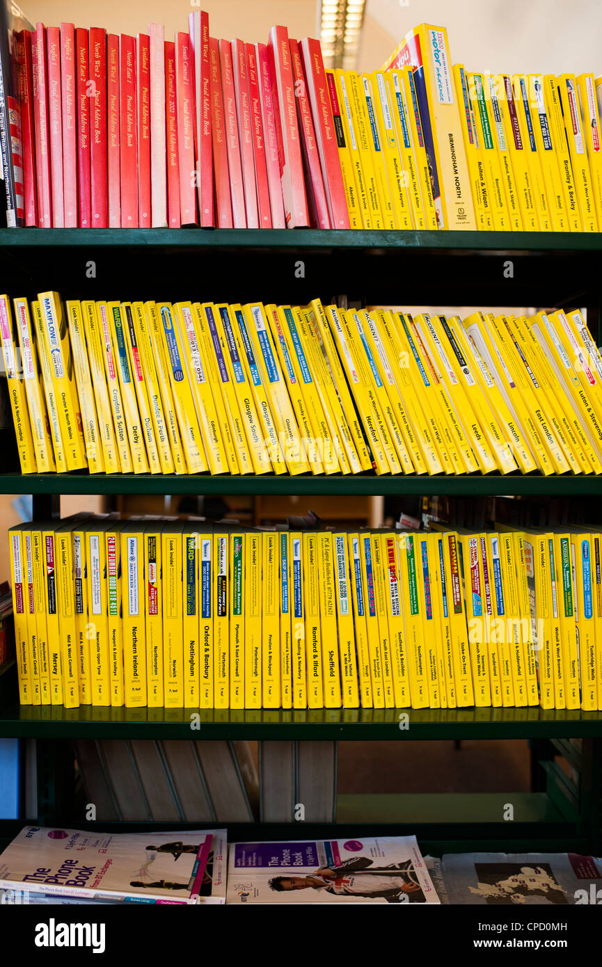 Annuaires Pages jaunes dans la section de référence d'une bibliothèque publique, UK Banque D'Images