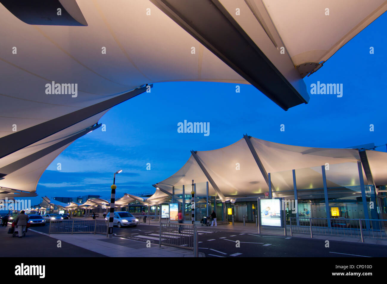 Heathrow Airport Terminal 5 au crépuscule, Londres, Angleterre, Royaume-Uni, Europe Banque D'Images