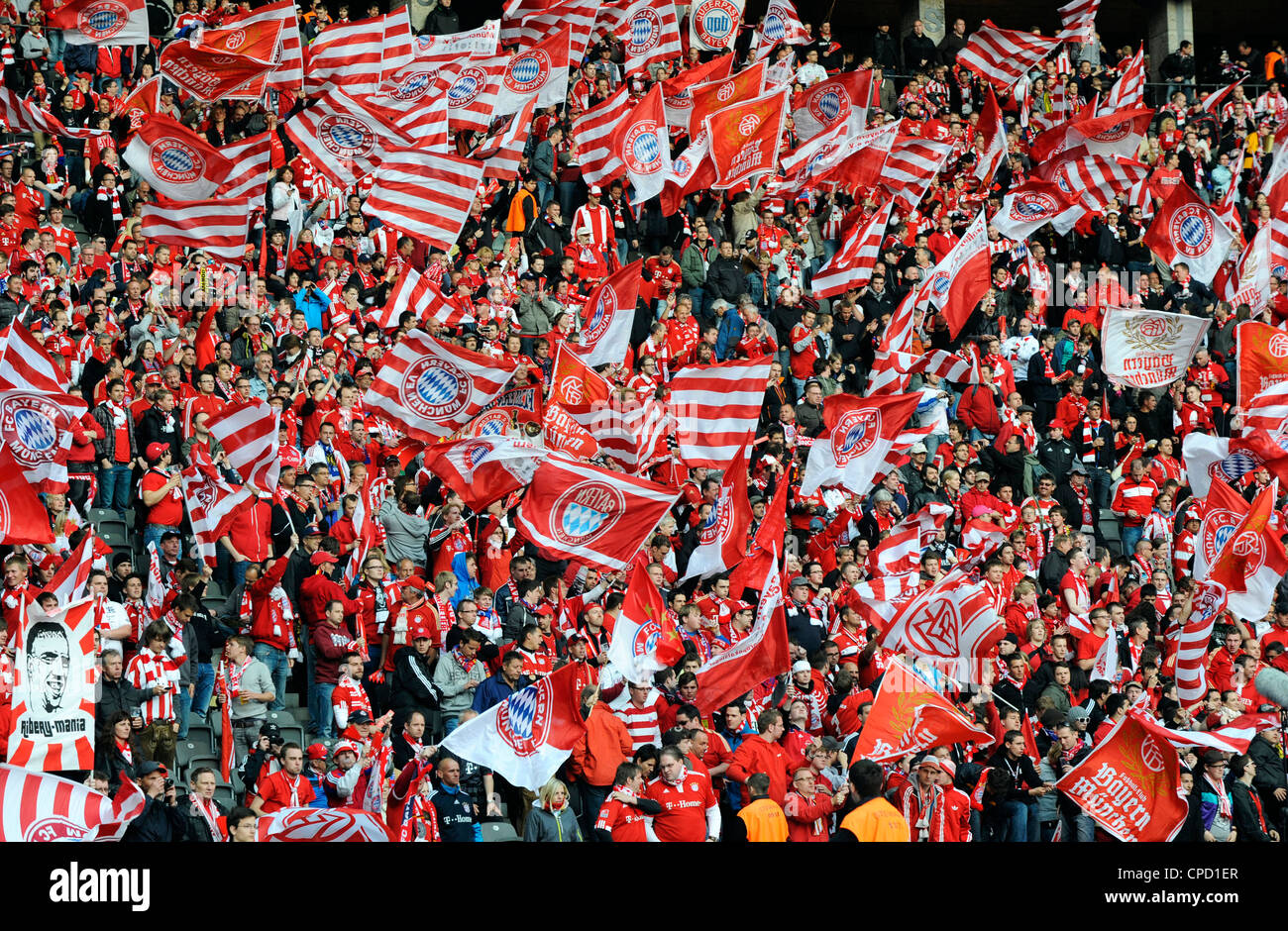 Supporters du FC Bayern Munich avec drapeaux, pendant la finale de la coupe d'Allemagne au Stade Olympique de Berlin. Banque D'Images