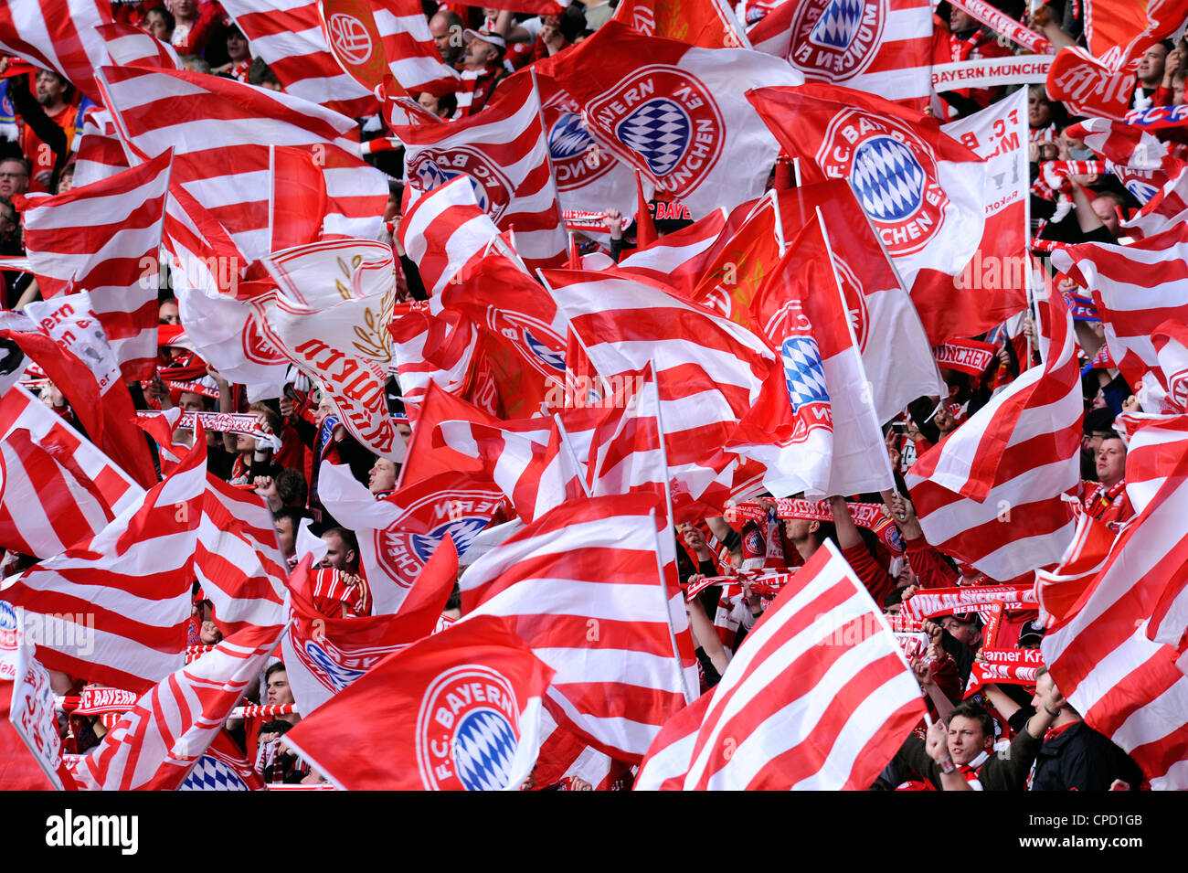 Supporters du FC Bayern Munich avec drapeaux, pendant la finale de la coupe d'Allemagne au Stade Olympique de Berlin. Banque D'Images