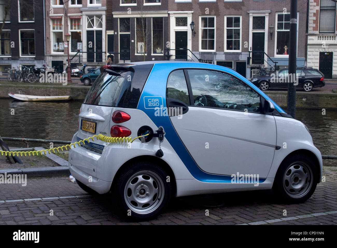 La recharge d'une voiture électrique, Amsterdam, Pays-Bas, Europe Banque D'Images