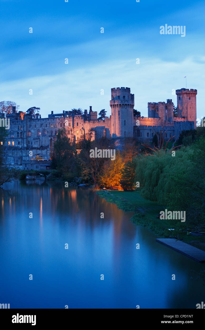Le Château de Warwick courts au crépuscule. Le Warwickshire. L'Angleterre. UK. Banque D'Images Le Château de Warwick courts au crépuscule. Le Warwickshire. L'Angleterre. UK. Banque D'Images