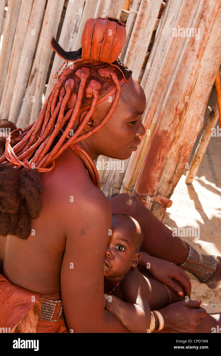 Femme Himba et son bébé, Skeleton Coast National Park, Namibie, Afrique Banque D'Images
