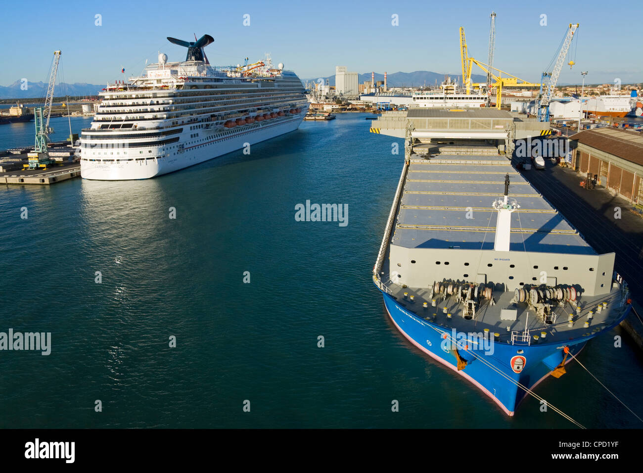 Cargo et bateau de croisière dans le port de Livourne, Toscane, Italie, Europe Banque D'Images