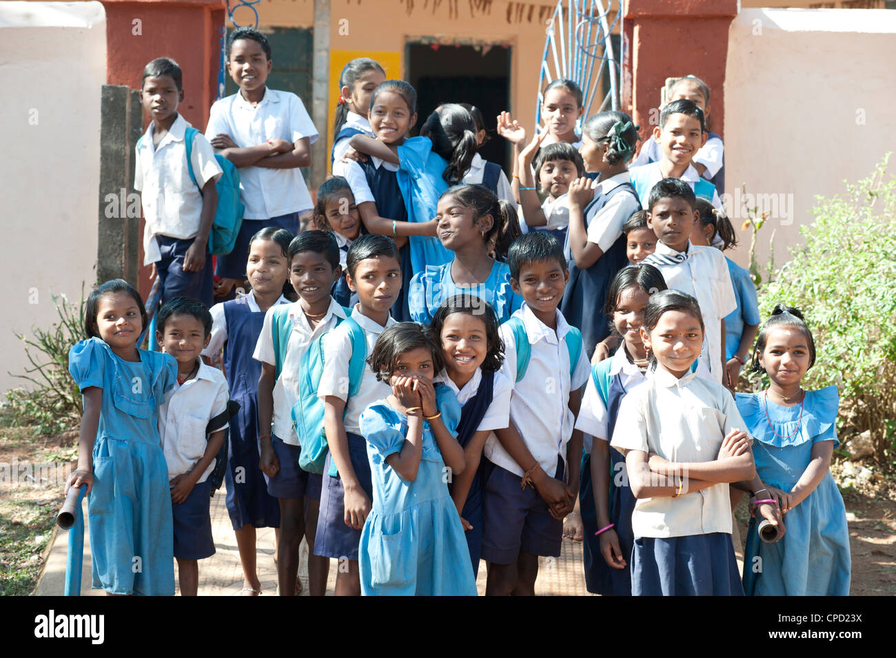 Les écoliers à l'extérieur de l'école du village rural, Orissa, Inde, Asie Banque D'Images