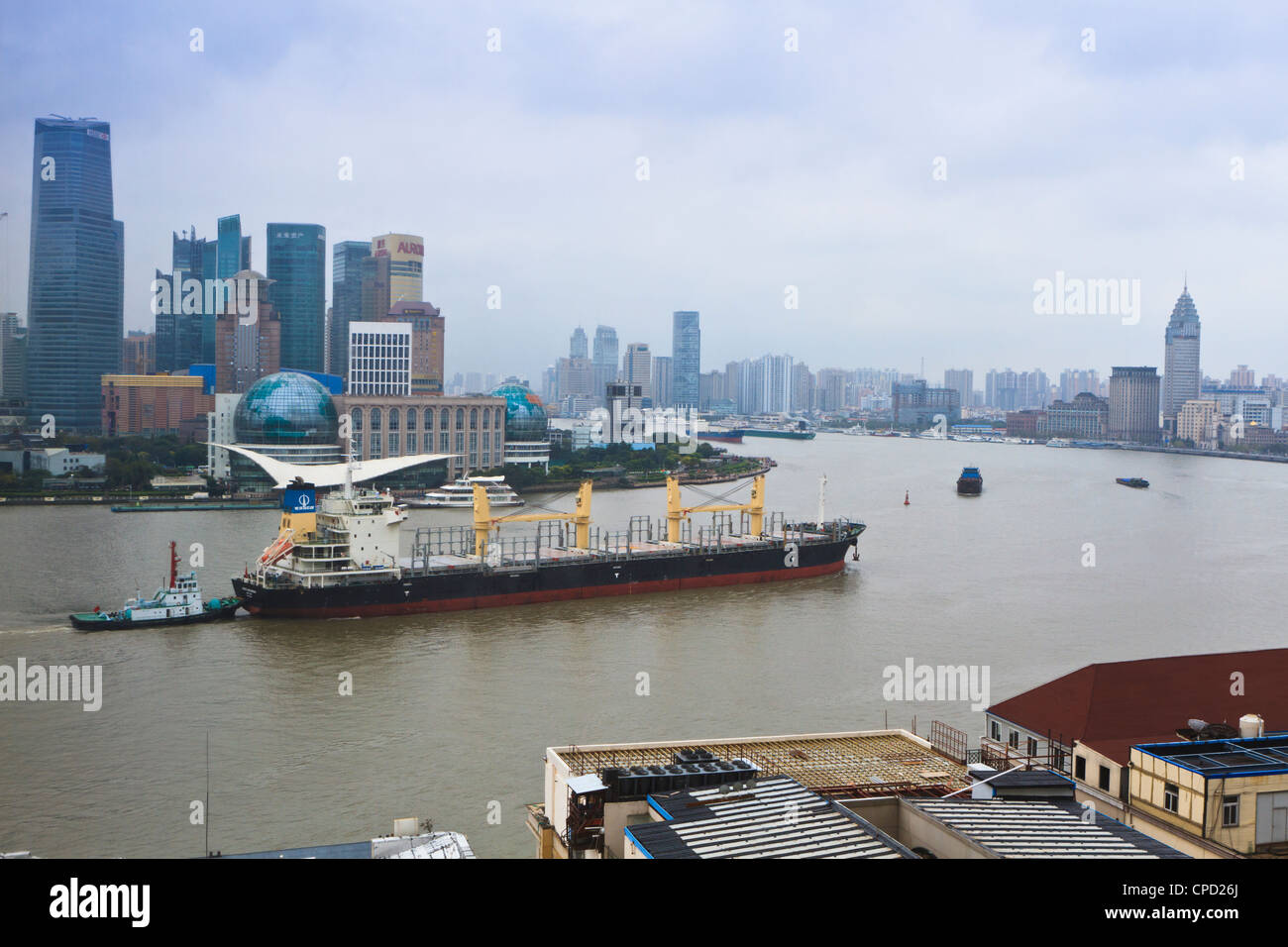 Des navires et des remorqueurs de transport sur le fleuve Huangpu qui traverse Shanghai, Chine, Asie Banque D'Images