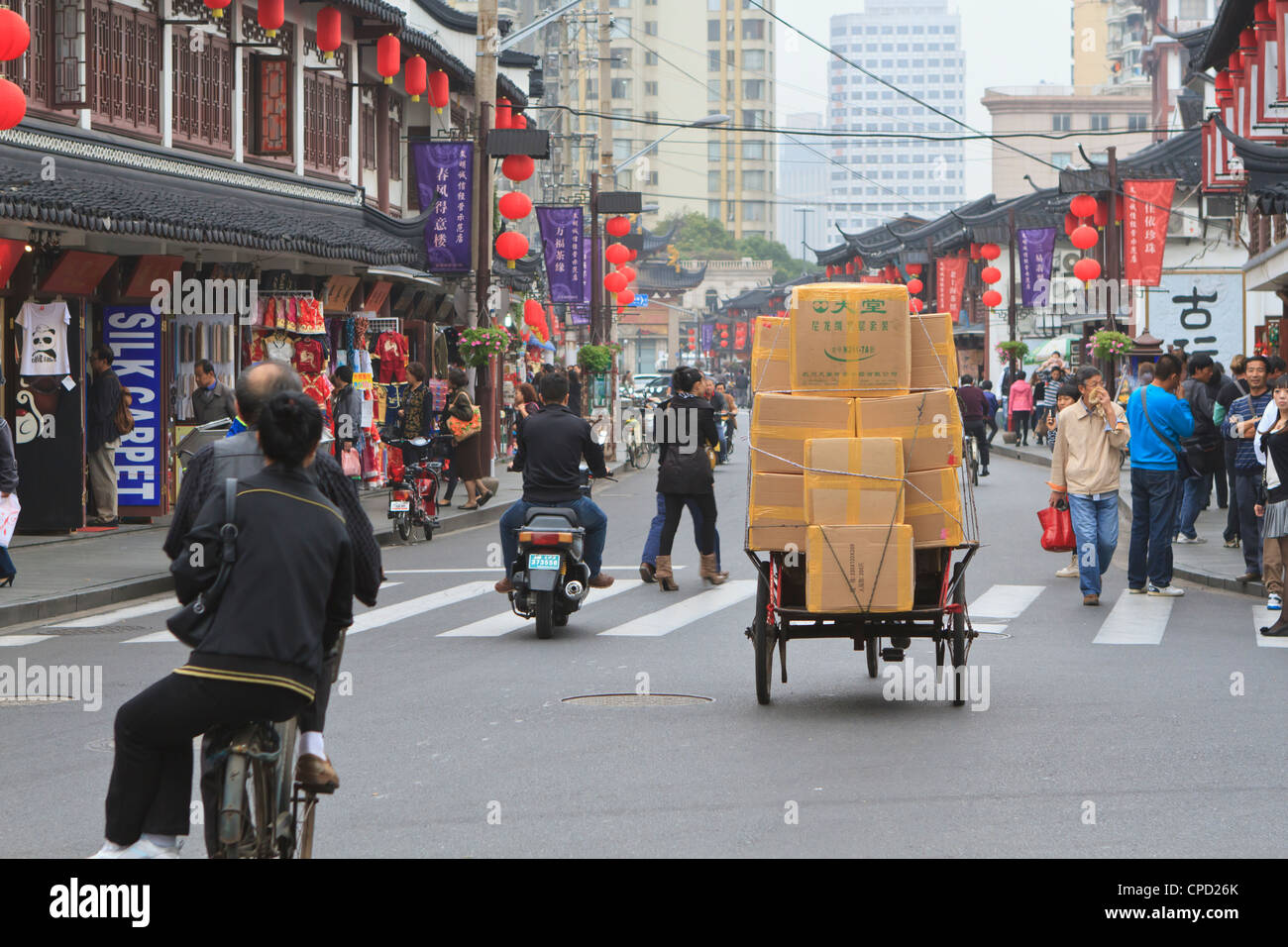 Les piétons et le trafic sur Shanghai Old Street, un quartier traditionnel restauré, Nanshi, Shanghai, Chine, Asie Banque D'Images
