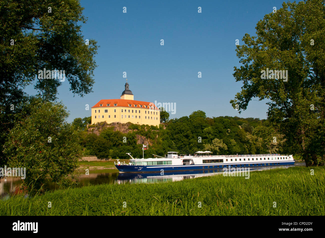 Bateau de croisière sur l'Elbe, en face du château de Hirschstein, Saxe, Allemagne, Europe Banque D'Images