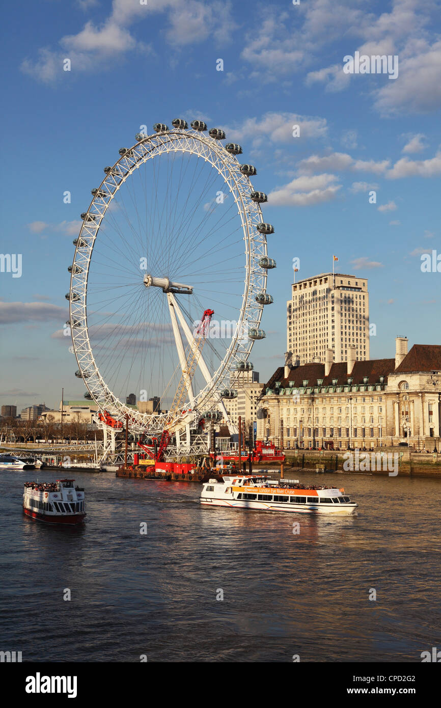 Bateaux de croisière voile passé County Hall et du London Eye sur la rive sud de la Tamise, Londres, Angleterre, Royaume-Uni Banque D'Images