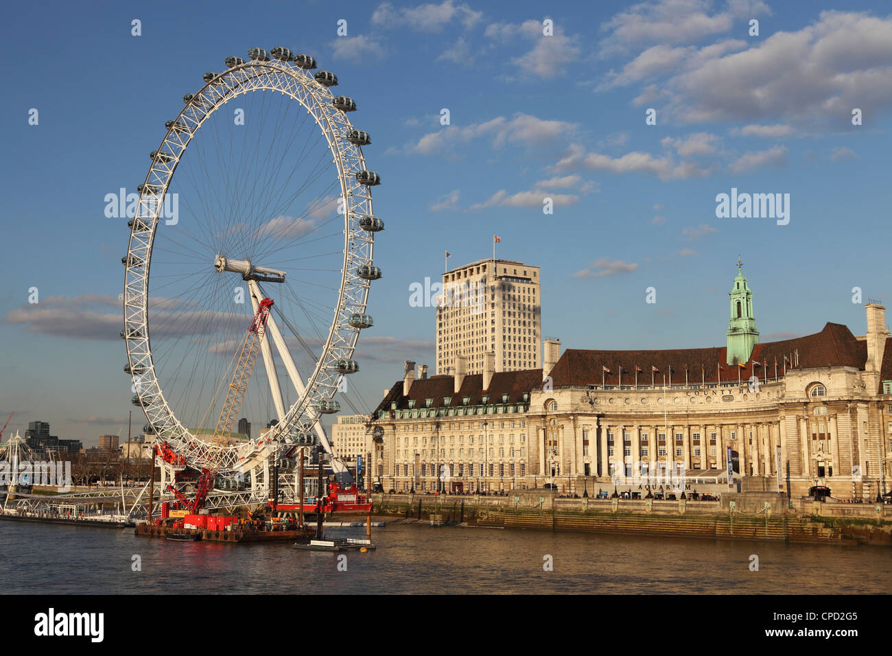 County Hall, maison de l'Aquarium de Londres, et le London Eye sur la rive sud de la Tamise, Londres, Angleterre, Royaume-Uni Banque D'Images