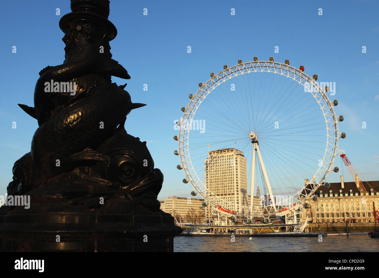 Poisson ornemental lampadaire sur le remblai, par la Tamise, en face du London Eye, Westminster, London, England, UK Banque D'Images