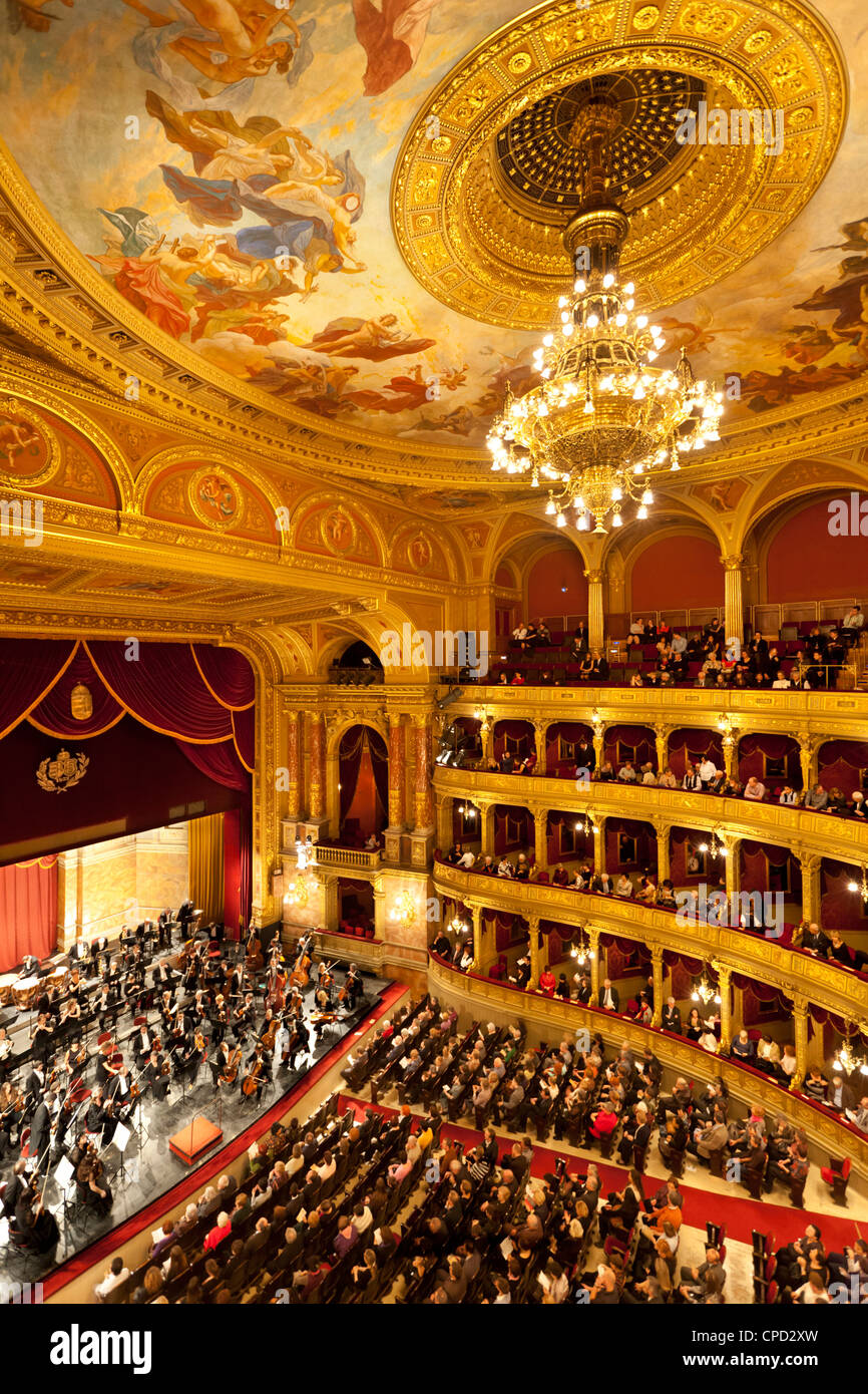 State Opera House (Magyar Allami Operahaz) avec l'Orchestre Philharmonique de Budapest, Budapest, Hongrie Centrale, Hongrie, Europe Banque D'Images