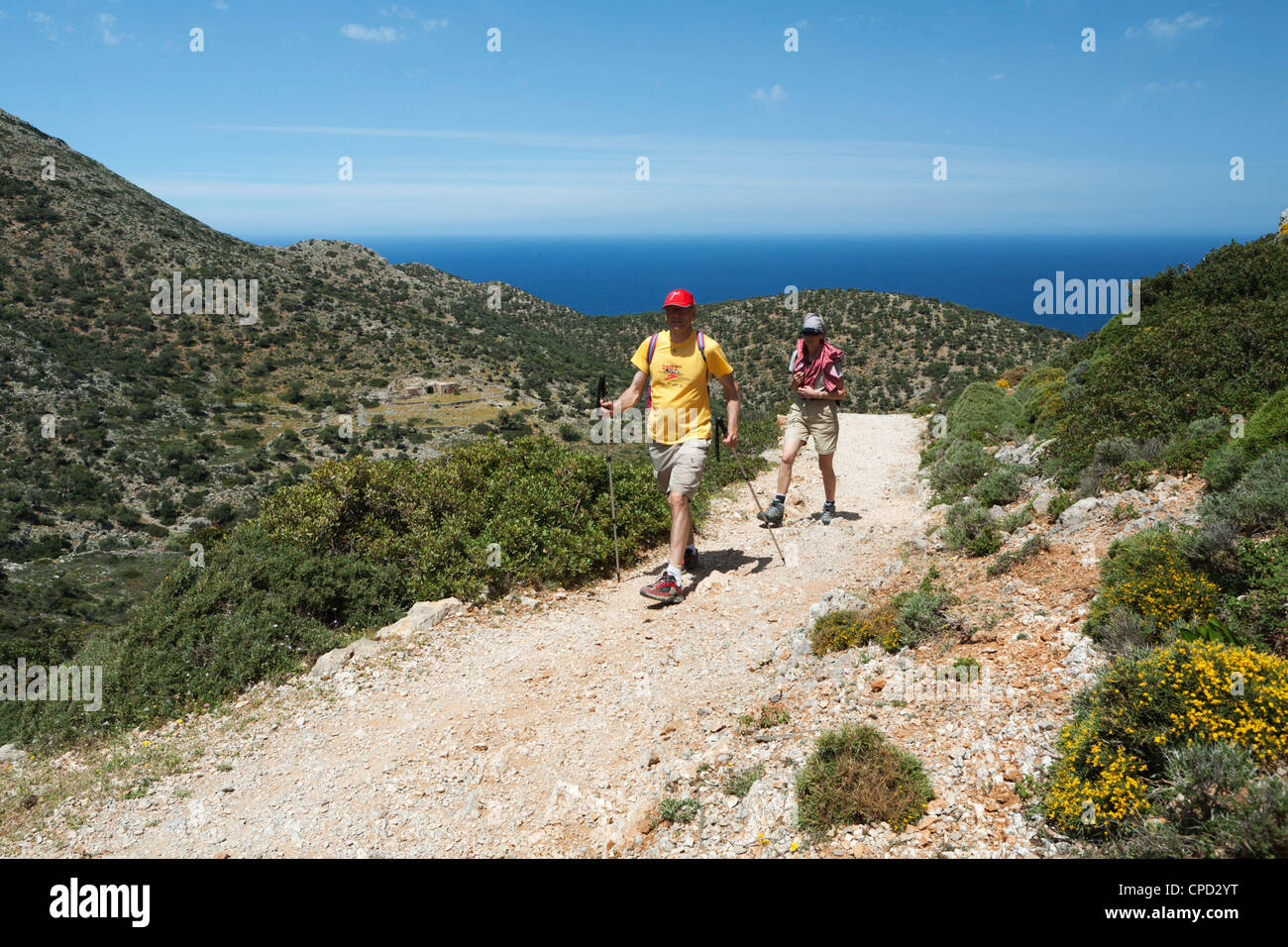 Les promeneurs sur promenade côtière, péninsule d'Akrotiri, Chania, Crète, région des îles grecques, Grèce, Europe Banque D'Images