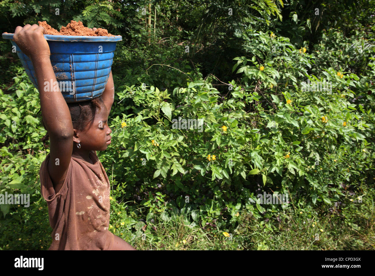 Enfant Africain dans la campagne, Tori, Bénin, Afrique de l'Ouest, l'Afrique Banque D'Images