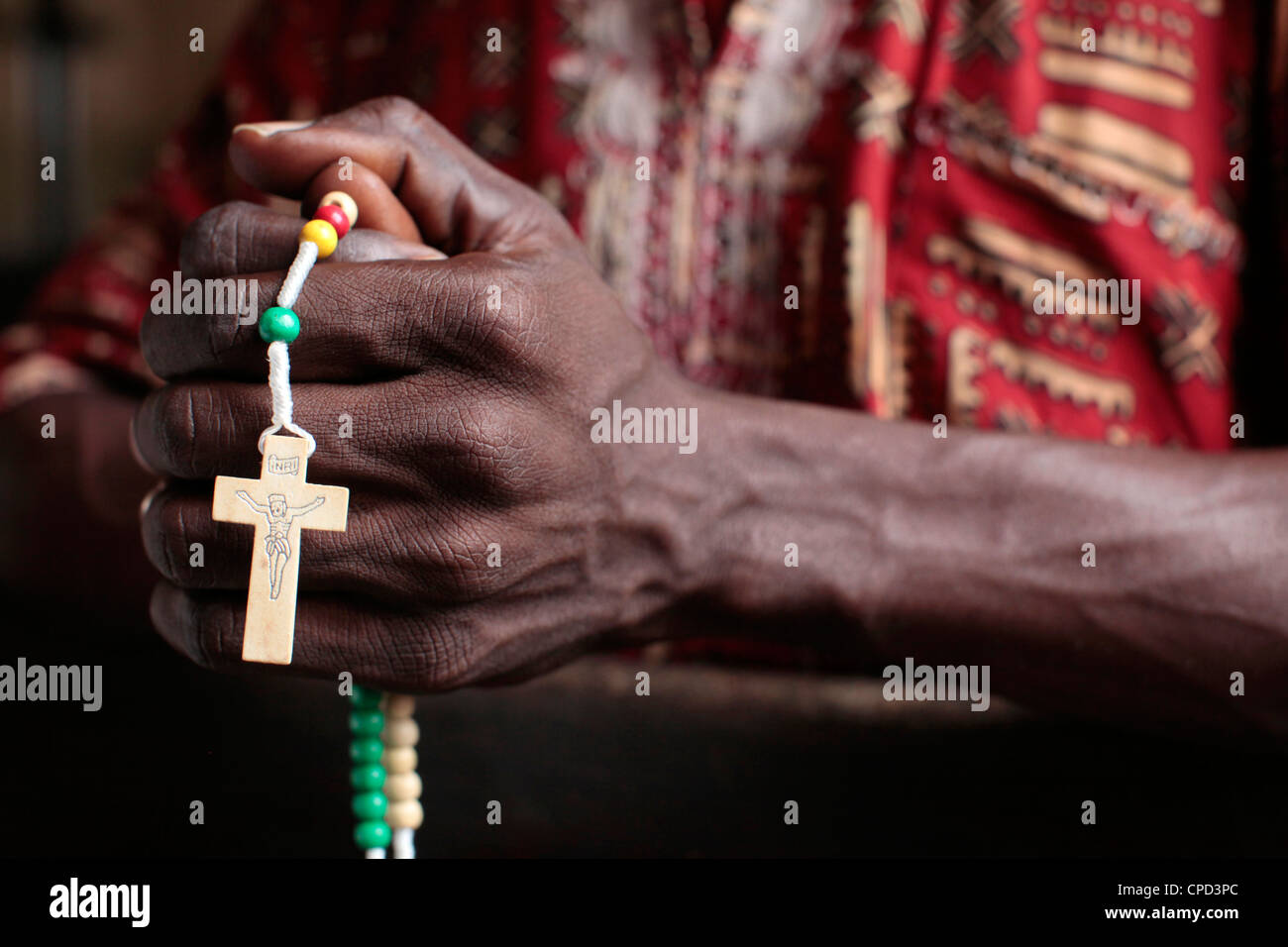 Homme africain prier le Rosaire, Cotonou, Bénin, Afrique de l'Ouest, l'Afrique Banque D'Images