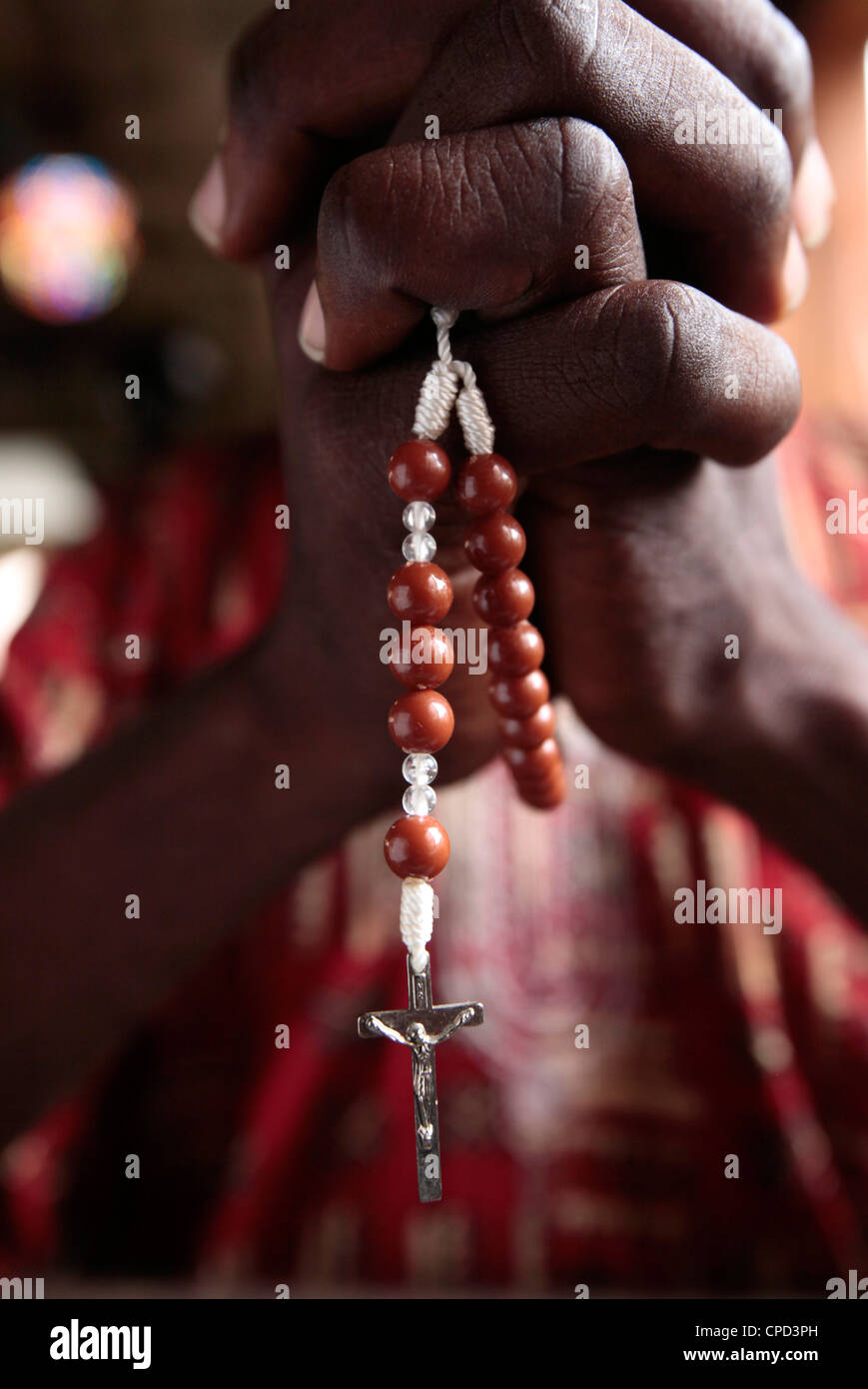 Homme africain prier le Rosaire, Cotonou, Bénin, Afrique de l'Ouest, l'Afrique Banque D'Images