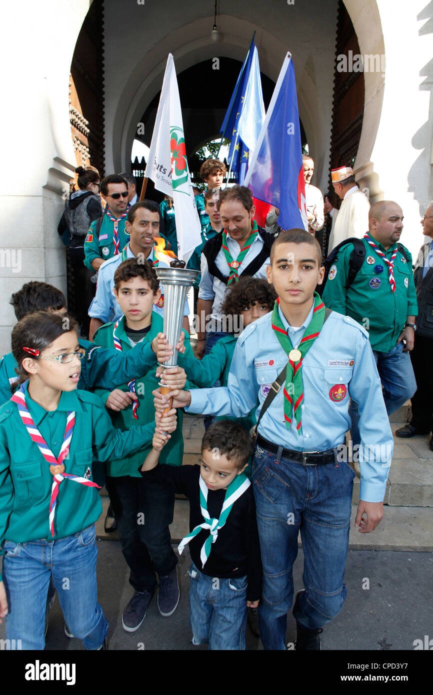 Scouts Musulmans sortant de la Grande Mosquée de Paris portant un flambeau, Paris, France, Europe Banque D'Images