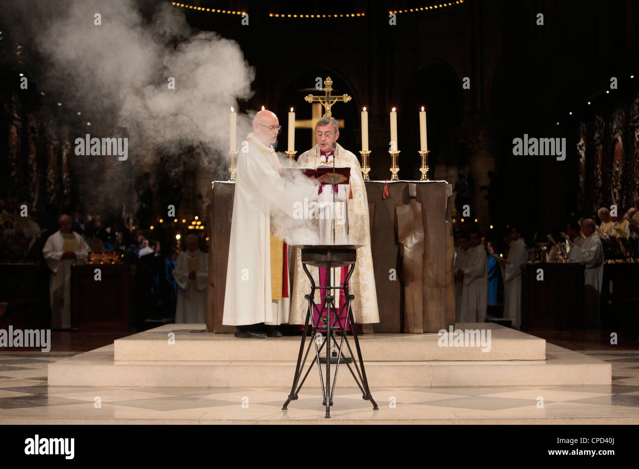 Vêpres dans la cathédrale Notre-Dame de Paris, Paris, France, Europe Banque D'Images