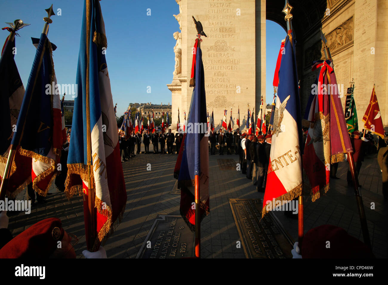 Les anciens combattants de la guerre à l'Arc de Triomphe, Paris, France, Europe Banque D'Images