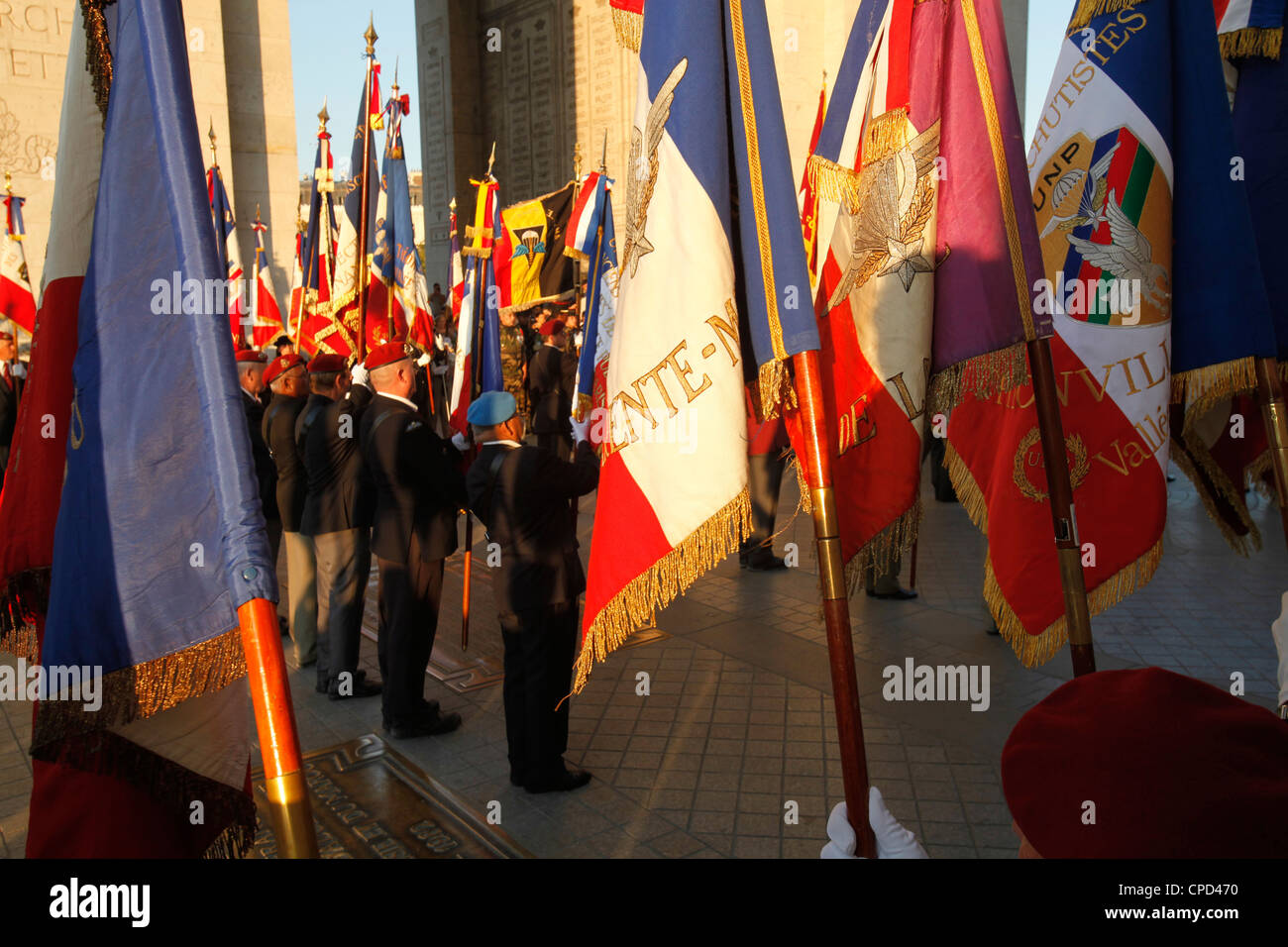 Les anciens combattants de la guerre à l'Arc de Triomphe, Paris, France, Europe Banque D'Images