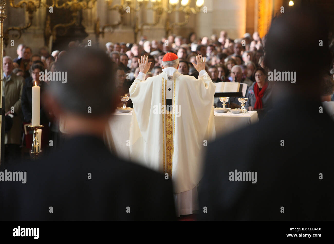 L'archevêque célébrait la messe dans l'église Saint-Eustache, Paris, France, Europe Banque D'Images