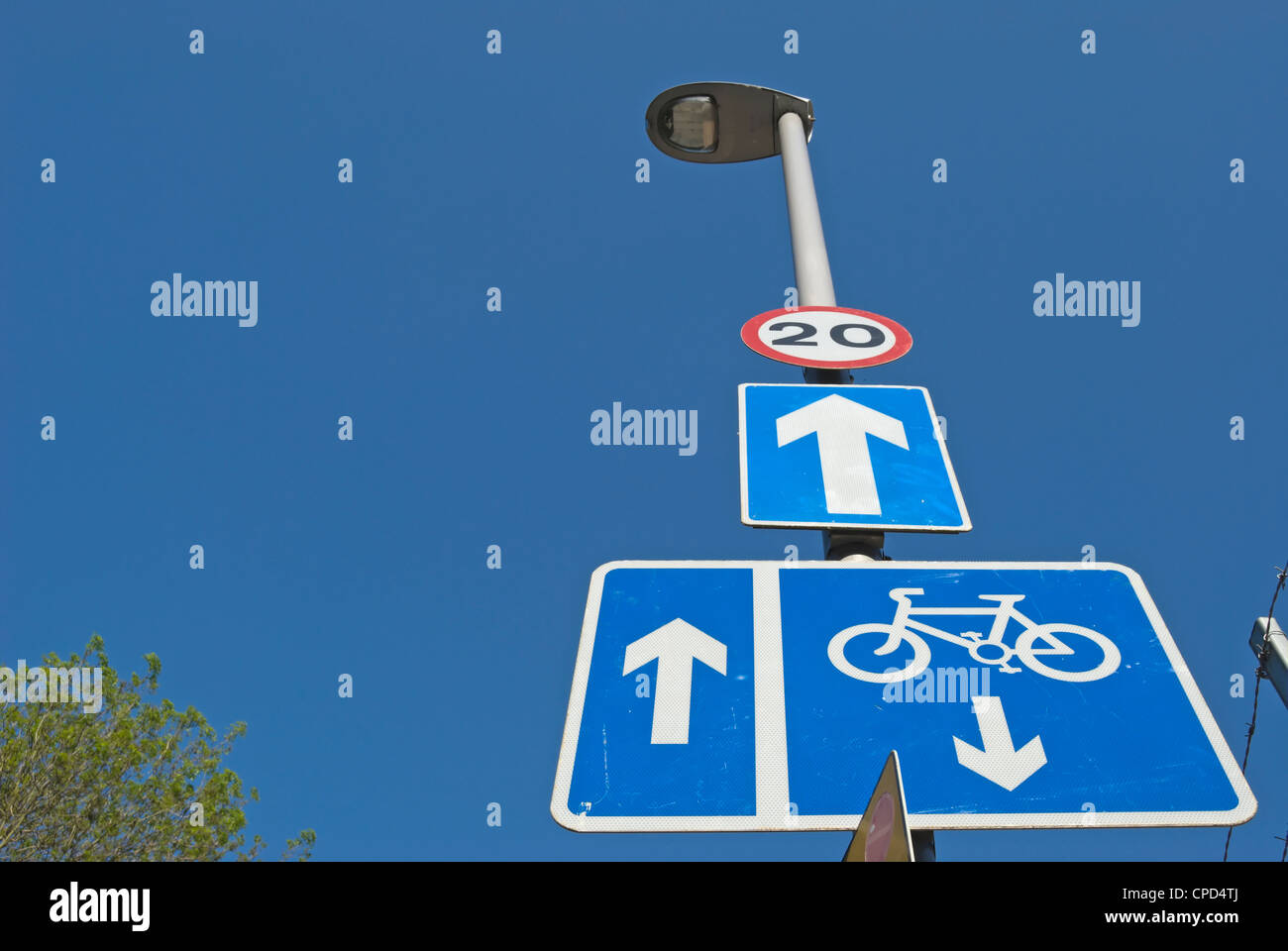 La signalisation routière indiquant une rue à sens unique avec contresens et terre cycle limite de vitesse de 20 mph Banque D'Images