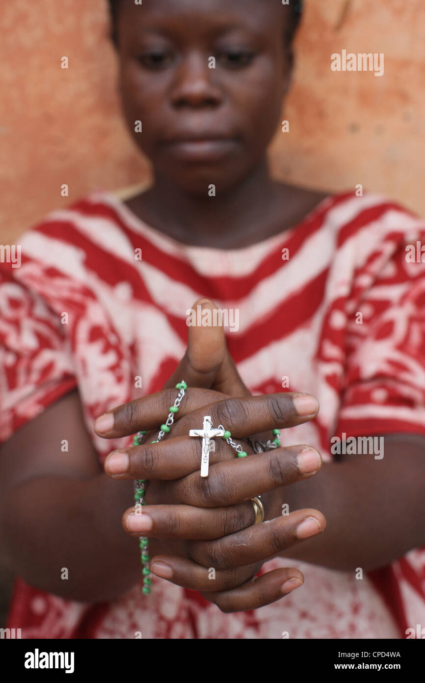 Femme africaine prier le Rosaire, Lomé, Togo, Afrique de l'Ouest, l'Afrique Banque D'Images