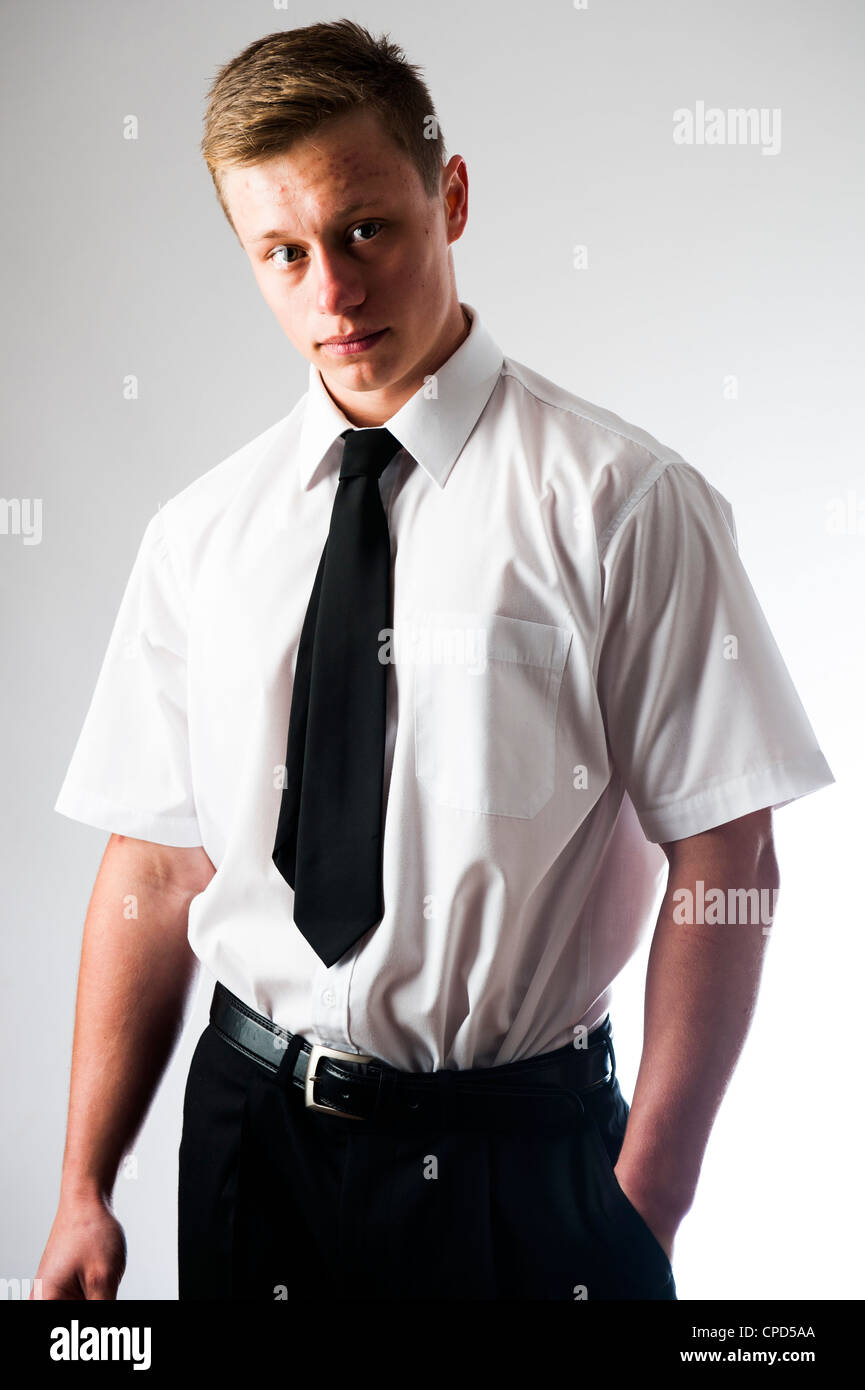Un adolescent de 19 ans jeune homme habillés personne portant une chemise  blanche et cravate noire UK Photo Stock - Alamy
