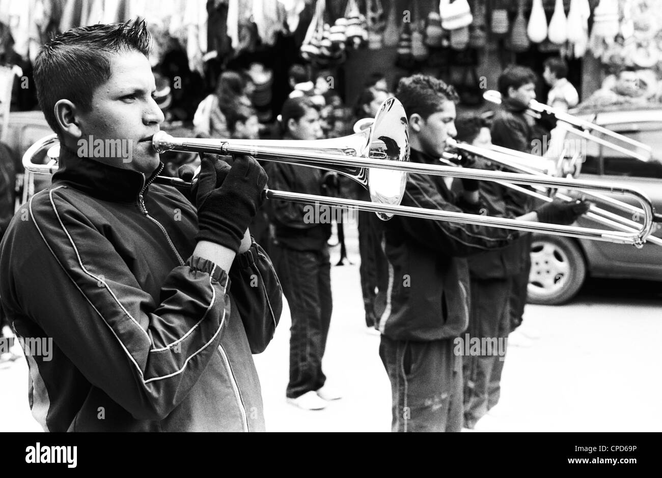 Junior School Marching Band d'effectuer dans la rue de Nobsa, Boyacá, en Colombie. Banque D'Images