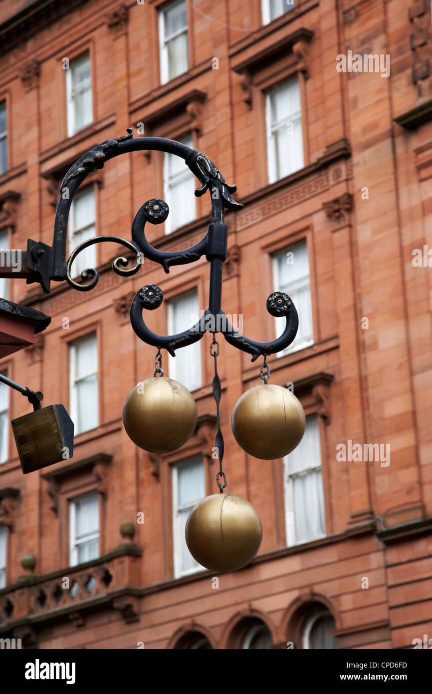 Trois boules symbole pour une boutique de prêt sur gages à Glasgow Scotland UK Banque D'Images