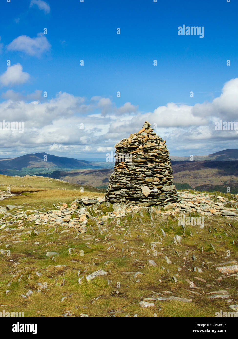 Dale Head 753 mtr de la montagne de Cairn Vue spectaculaire Derwent Fells et vallée de Borrowdale, Cumbria Lake District Angleterre UK Banque D'Images