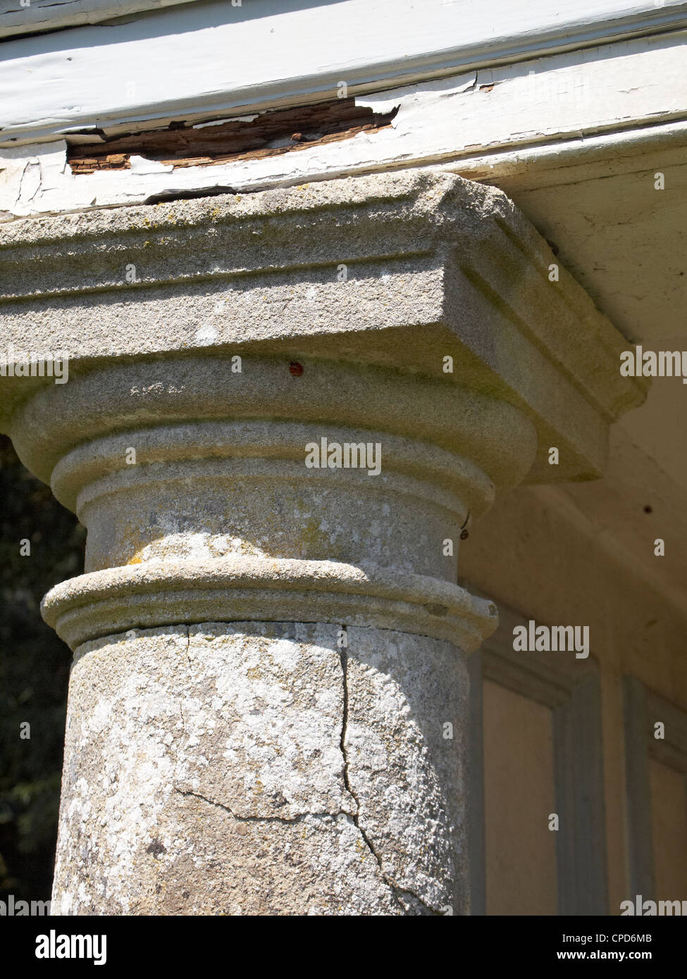 Pourriture humide dans un linteau en bois et les dégâts de gel (fissures) dans une colonne de pierre à l'appui d'un jardin de style classique. Banque D'Images
