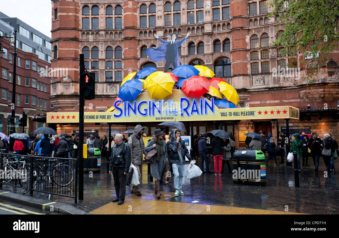 Chanter sous la pluie, la comédie musicale, Le Palace Theatre, Londres, Angleterre, Royaume-Uni Banque D'Images