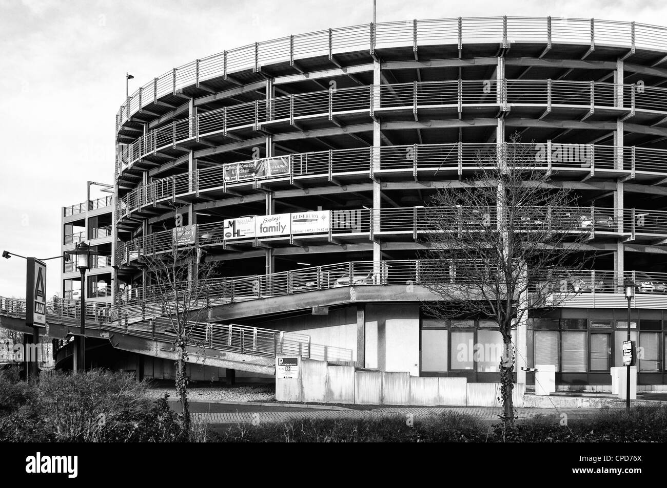 Un parking à plusieurs niveaux. Noir et blanc. Senftenberg. Allemagne Banque D'Images