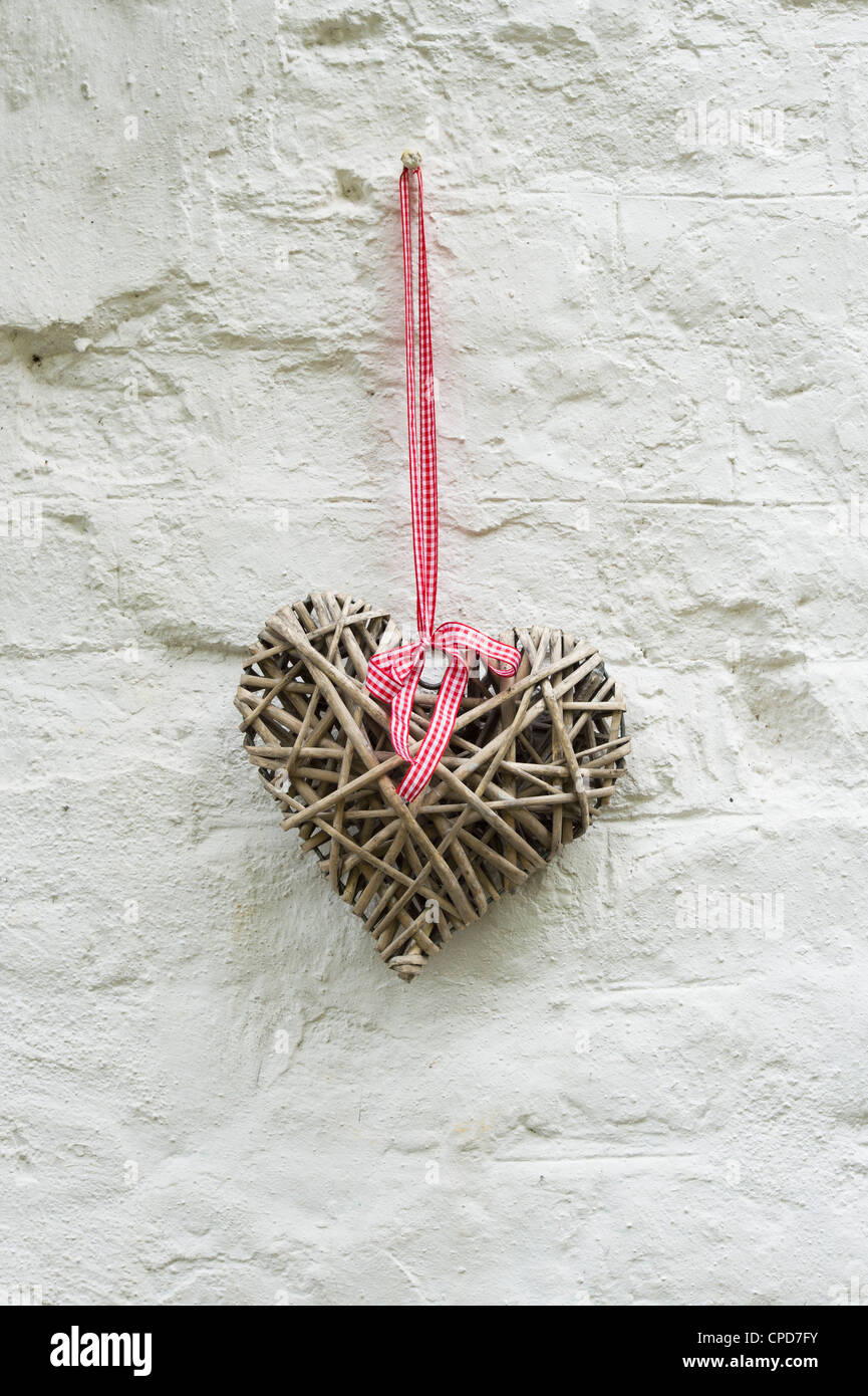 Coeur en bois artisanal sur un mur de maison. UK Banque D'Images