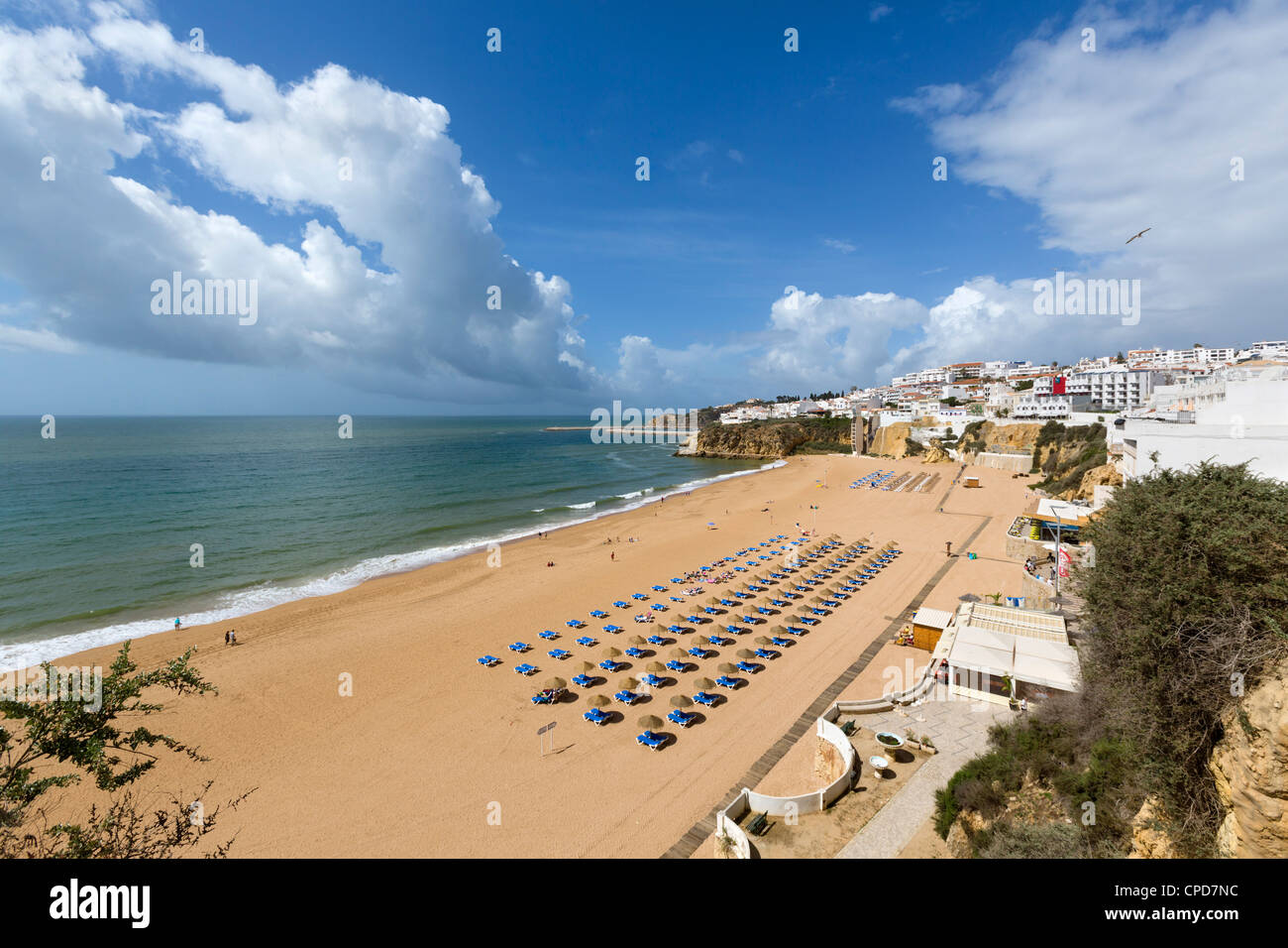 Praia dos Penedo town beach, Albufeira, Algarve, Portugal Banque D'Images