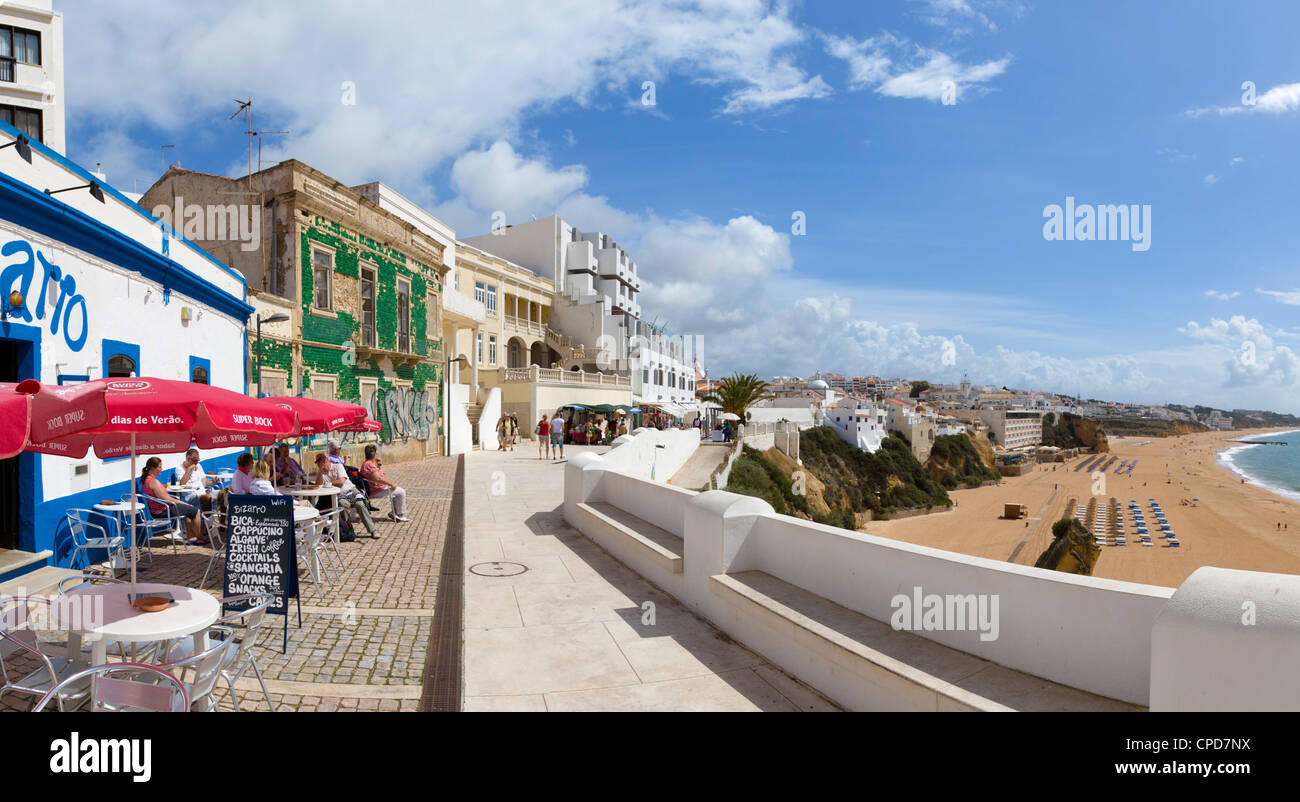 Cafe Bizarro sur l'Esplanade au-dessus de Praia dos Penedo beach, Albufeira, Algarve, Portugal Banque D'Images