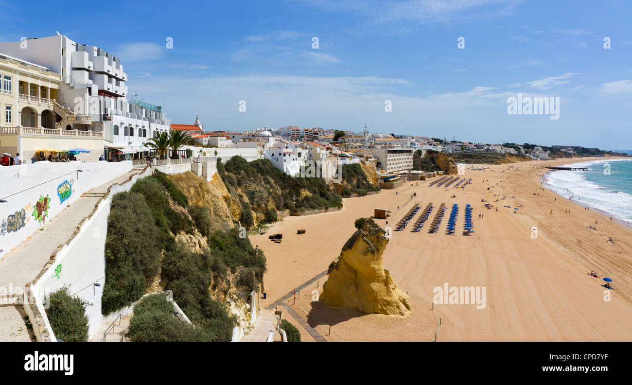 Vue sur la plage de Praia dos ville Penedo, Albufeira, Algarve, Portugal Banque D'Images