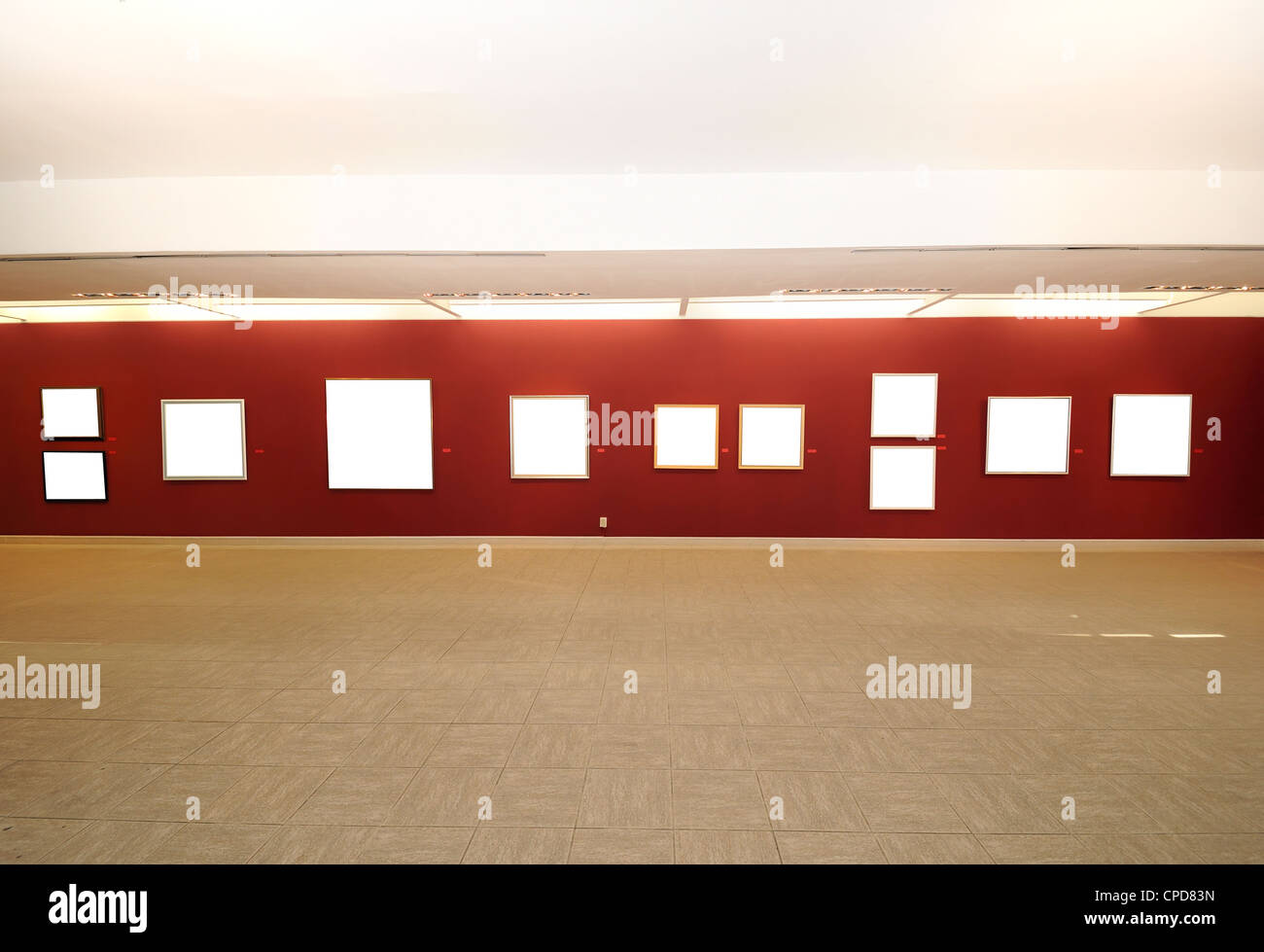 Une vue de l'espace galerie d'art moderne avec toile vierge on red wall Banque D'Images