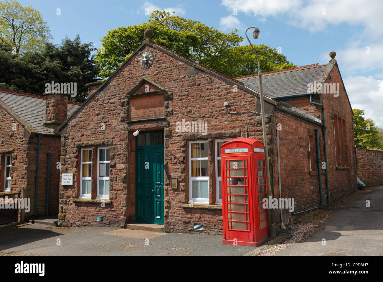 Church Institute avec téléphone rouge fort à Croft, lieu Kirkoswald dans l'Eden Valley Cumbria, Angleterre, Royaume-Uni Banque D'Images
