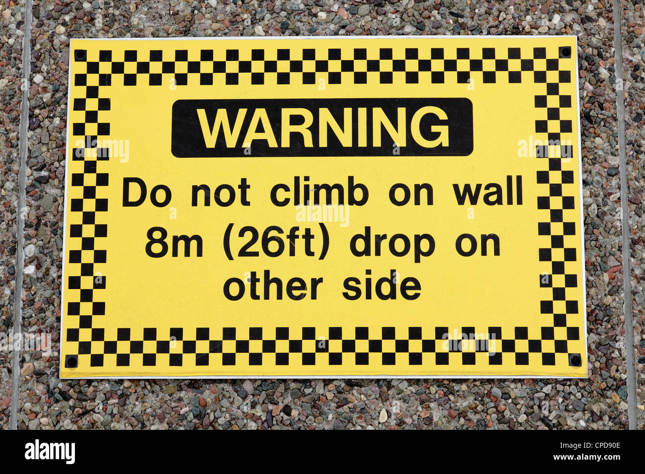 Un signe d'avertissement piétons un 8 mètre d'un mur à la Sheriff Court de Glasgow et Strathkelvin Scotland UK Banque D'Images