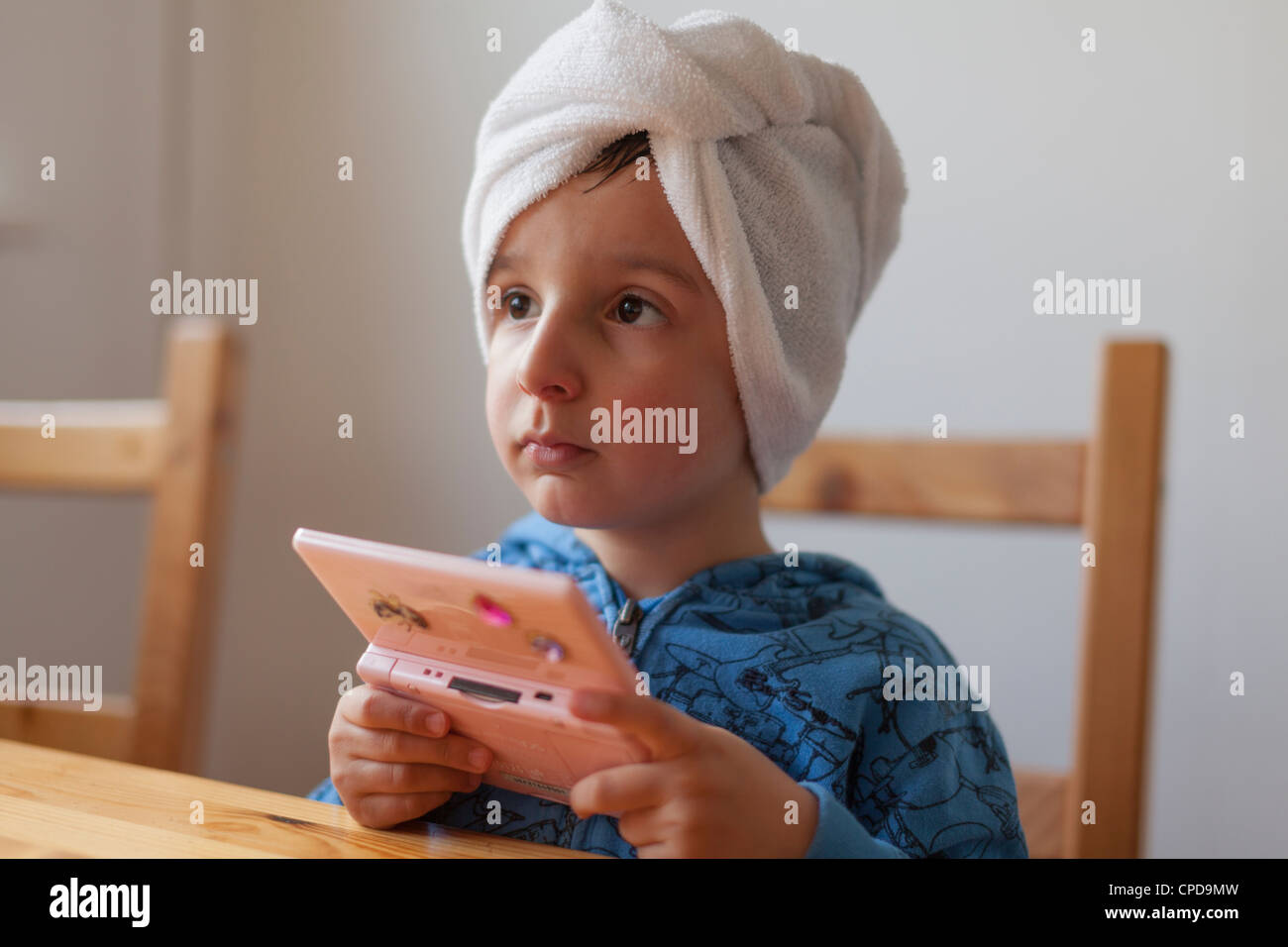 Jeune garçon joue sur la console de jeux Nintendo DS Banque D'Images