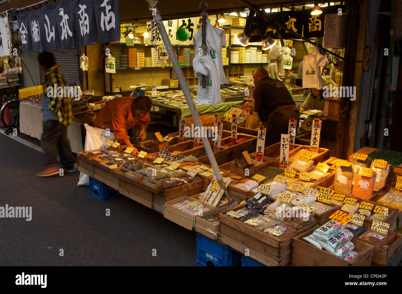 Gros Tsukiji marché du poisson et des fruits de mer en début de matinée. C'est le plus grand dans le monde. Tokyo, Japon. Banque D'Images