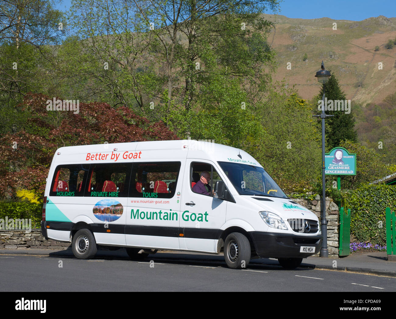 Minibus de chèvre de montagne dans le village de Grasmere, Parc National de Lake District, Cumbria, Angleterre, Royaume-Uni Banque D'Images