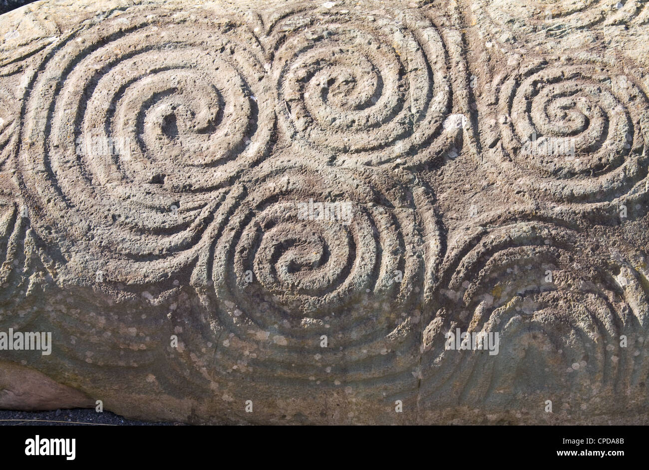 UNESCO World Heritage - la triple spirale gravée sur la pierre d'entrée de Newgrange, en Irlande. Banque D'Images