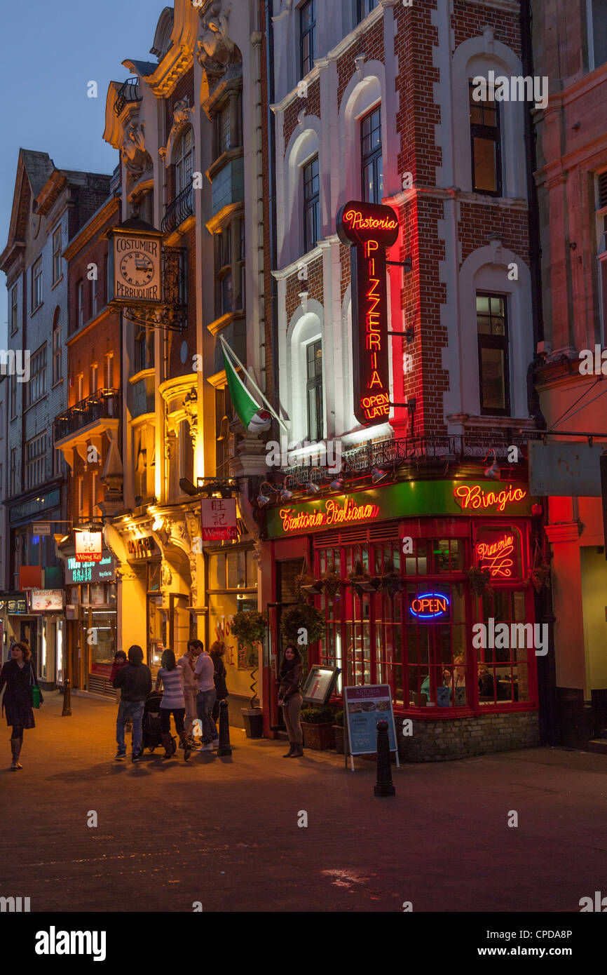 Restaurants et Bars dans Whitcomb Street,autour de China Town à Soho, Londres Banque D'Images