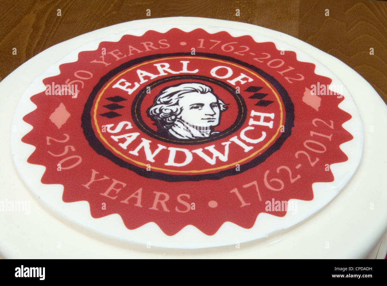Comte de Sandwitch 250 ans 1762- 2012 gâteau avec logo d'entreprise. Banque D'Images