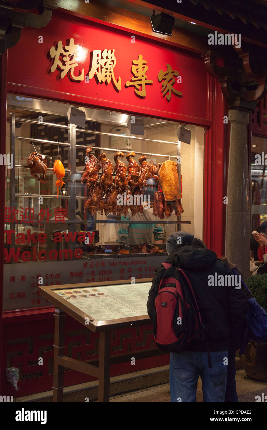 Le menu Lecture client ,restaurant China Town Londres Gerrard Street, China Town, Londres, Angleterre Banque D'Images