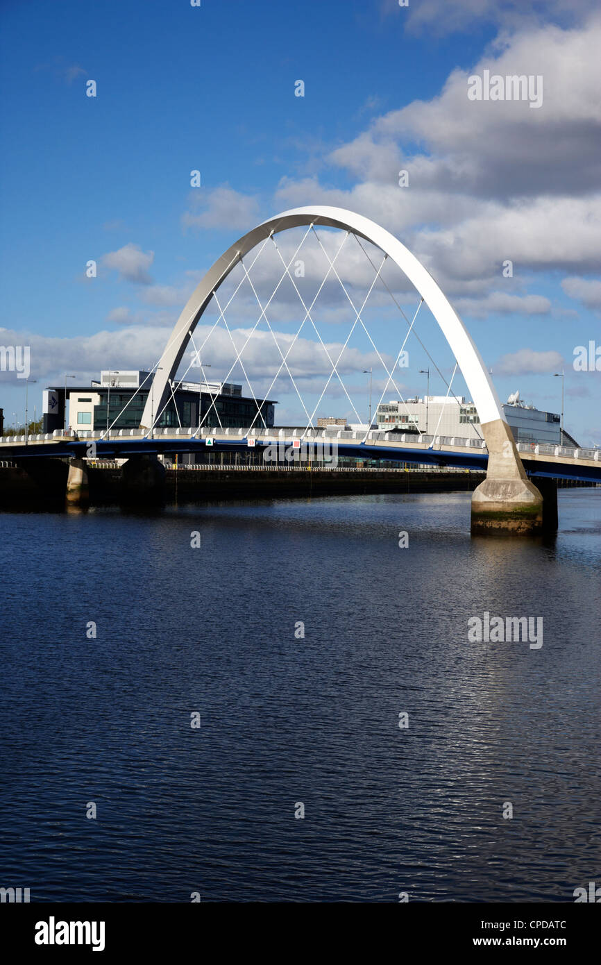 Le Clyde Arc pont sur la rivière Clyde à Glasgow Scotland UK Banque D'Images